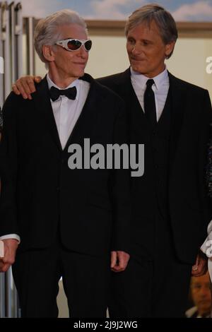 Cannes, Francia. 23rd maggio 2022. Cannes, Francia, lunedì, maggio. 23, 2022 - Viggo Mortensen e David Cronenberg sono visti ai crimini del futuro tappeto rosso durante il Festival del Cinema di Cannes del 75th al Palais des Festivals et des Congrès de Cannes . Foto di Credit: Julie Edwards/Alamy Live News Foto Stock