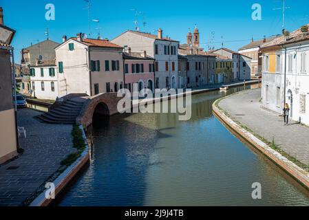 Centro storico di Comacchio con Ponte dei Sisti sul canale di Via Agatopisto, Italia Foto Stock
