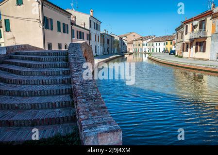 Centro storico di Comacchio con Ponte dei Sisti sul canale di Via Agatopisto, Italia Foto Stock