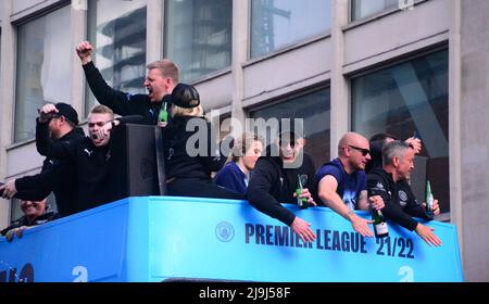 Manchester, Regno Unito, 23rd maggio 2022. Il personale di coaching della città si affonda alla folla. Il Manchester City Football Club tiene una parata di vittoria per celebrare la vittoria del titolo della Premier League dopo aver battuto Aston Villa all'Etihad Stadium il 22nd maggio. La sfilata di autobus scoperto passò attraverso il centro di Manchester, Inghilterra, Regno Unito, guardato da grandi folle entusiaste. Il club ha dichiarato: "Il club festeggerà la sua vittoria con i tifosi con una sfilata di autobus scoperto nel centro di Manchester lunedì 23rd maggio, concludendo con uno spettacolo al Deansgate (Beetham Tower)." Credit: Terry Waller/Alamy Live News Foto Stock