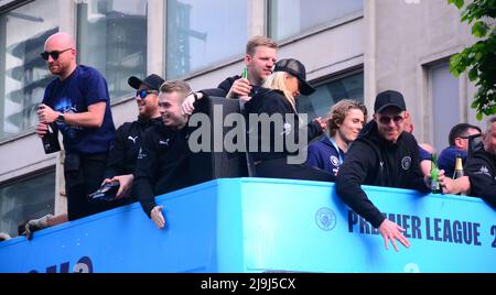 Manchester, Regno Unito, 23rd maggio 2022. Il personale di coaching della città si affonda alla folla. Il Manchester City Football Club tiene una parata di vittoria per celebrare la vittoria del titolo della Premier League dopo aver battuto Aston Villa all'Etihad Stadium il 22nd maggio. La sfilata di autobus scoperto passò attraverso il centro di Manchester, Inghilterra, Regno Unito, guardato da grandi folle entusiaste. Il club ha dichiarato: "Il club festeggerà la sua vittoria con i tifosi con una sfilata di autobus scoperto nel centro di Manchester lunedì 23rd maggio, concludendo con uno spettacolo al Deansgate (Beetham Tower)." Credit: Terry Waller/Alamy Live News Foto Stock