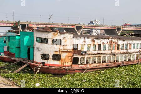 Bangladesh. 22nd maggio 2022. La casa di riposo galleggiante meno a buon mercato al mondo in riva al fiume Burigongga. È possibile affittare una camera per soli 05-10 centesimi (BD 50-100taka. (Credit Image: © Md. Noor Hossain/Pacific Press via ZUMA Press Wire) Foto Stock