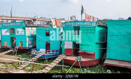 Bangladesh. 22nd maggio 2022. La casa di riposo galleggiante meno a buon mercato al mondo in riva al fiume Burigongga. È possibile affittare una camera per soli 05-10 centesimi (BD 50-100taka. (Credit Image: © Md. Noor Hossain/Pacific Press via ZUMA Press Wire) Foto Stock