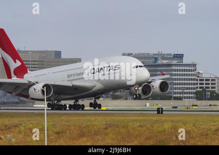 Qantas Airbus A380-842 con registrazione VH-OQD mostrata toccando verso il basso all'aeroporto internazionale di Los Angeles. Foto Stock