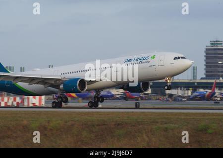 Aer Lingus Airbus A330-300 con registrazione EI-EIN mostrata toccando il basso all'aeroporto internazionale di Los Angeles, LAX. Foto Stock