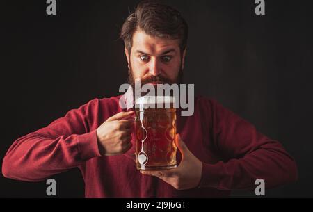 Uomo con la barba bere birra. Uomo bearded che beve birra lager. Concetto di birra artigianale. Birra in Belgio. Foto Stock