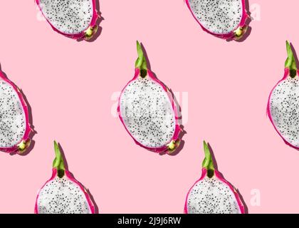 Metà della frutta fresca pitaya su sfondo rosa Foto Stock