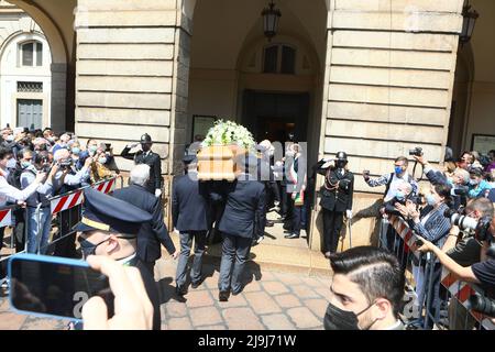 Il funerale della ballerina italiana Carla Fracci si è tenuto al Teatro alla Scala di Milano, in Italia con: Atmosfera dove: Milano quando: 28 maggio 2021 Credit: Mairo Cinquetti/WENN Foto Stock