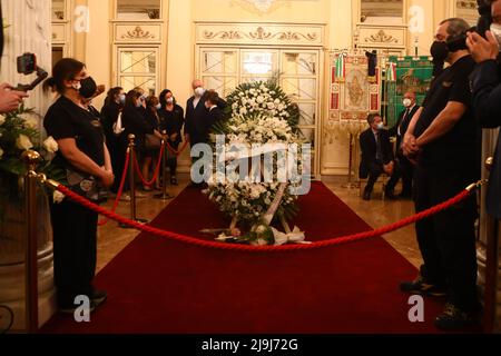 Il funerale della ballerina italiana Carla Fracci si è tenuto al Teatro alla Scala di Milano, in Italia con: Atmosfera dove: Milano quando: 28 maggio 2021 Credit: Mairo Cinquetti/WENN Foto Stock