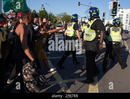 Tempers si ribalta alla fine della protesta 'Unite per la libertà' anti-blocco e anti-vaccini a Shepards Bush caratterizzato: Atmosfera dove: Londra, Regno Unito quando: 29 maggio 2021 Credit: Mario Mitsis/WENN Foto Stock