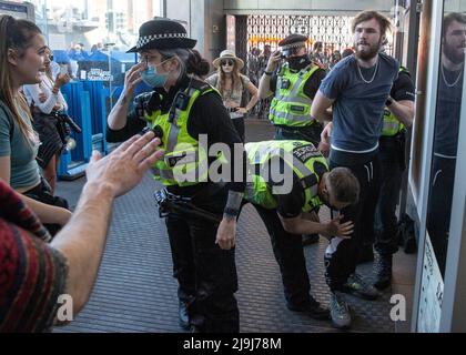 Tempers si ribalta alla fine della protesta 'Unite per la libertà' anti-blocco e anti-vaccini a Shepards Bush caratterizzato: Atmosfera dove: Londra, Regno Unito quando: 29 maggio 2021 Credit: Mario Mitsis/WENN Foto Stock
