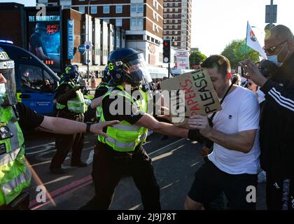 Tempers si ribalta alla fine della protesta 'Unite per la libertà' anti-blocco e anti-vaccini a Shepards Bush caratterizzato: Atmosfera dove: Londra, Regno Unito quando: 29 maggio 2021 Credit: Mario Mitsis/WENN Foto Stock