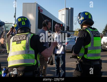Tempers si ribalta alla fine della protesta 'Unite per la libertà' anti-blocco e anti-vaccini a Shepards Bush caratterizzato: Atmosfera dove: Londra, Regno Unito quando: 29 maggio 2021 Credit: Mario Mitsis/WENN Foto Stock