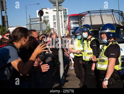 Tempers si ribalta alla fine della protesta 'Unite per la libertà' anti-blocco e anti-vaccini a Shepards Bush caratterizzato: Atmosfera dove: Londra, Regno Unito quando: 29 maggio 2021 Credit: Mario Mitsis/WENN Foto Stock