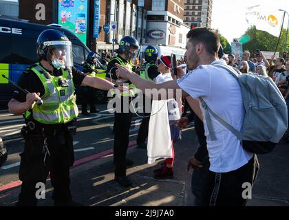Tempers si ribalta alla fine della protesta 'Unite per la libertà' anti-blocco e anti-vaccini a Shepards Bush caratterizzato: Atmosfera dove: Londra, Regno Unito quando: 29 maggio 2021 Credit: Mario Mitsis/WENN Foto Stock