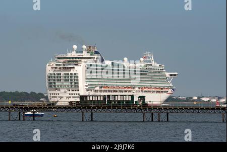 Southampton, Inghilterra, Regno Unito. 2022. Il più antico treno del molo del mondo che trasporta passeggeri per Hythe traghetto con lo sfondo della nave da crociera Ventura su SO Foto Stock