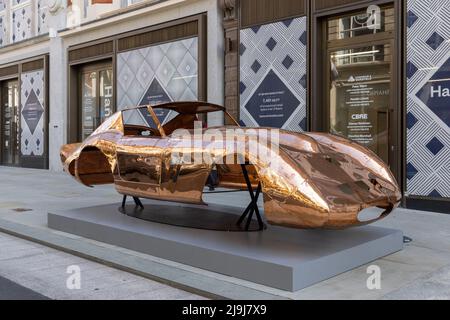 Sculture d'arte di artisti contemporanei come parte del Mayfair Art Weekend's Sculpture Trail sono esposte in tutto Mayfair questo giugno con: 'Ferrari 250 GTO' di Anthony James esposto in New Bond Street presentato da Opera Gallery dove: Londra, Regno Unito quando: 03 giu 2021 credito: Phil Lewis/WENN Foto Stock