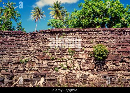 Una delle tre massicce pareti costruite con enormi colonne vulcaniche di basalto. Nan Madol è l'unica antica città costruita sulla cima di una barriera corallina. Poll Foto Stock