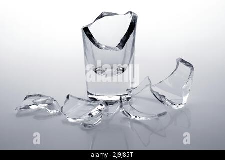 Schegge di una pila di vetro rotta su sfondo bianco. Foto Stock