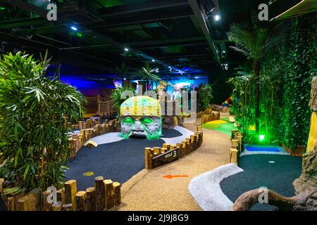 Jungle Explorers mini pista da golf al MR Mulligan's Lost World, Stevenage, Hertfordshire, Regno Unito Foto Stock