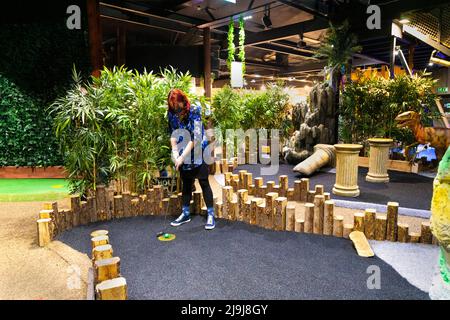 Jungle Explorers mini pista da golf al MR Mulligan's Lost World, Stevenage, Hertfordshire, Regno Unito Foto Stock