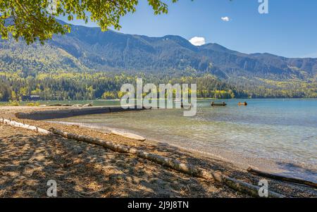 Splendida vista sul lago Cultus, British Columbia, Canada. Tempo di relax a Ccultus Lake, Chilliwack. Vista su un bellissimo lago con molo e montagne sullo sfondo. Foto Stock