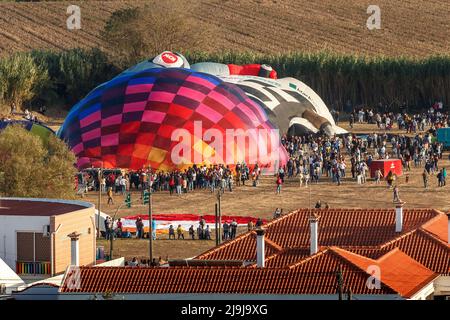 Coruche, Portogallo - 13 novembre 2021: Palloncini ad aria calda gonfiati al Festival Internazionale di Ballooning di Coruche in Portogallo. Foto Stock