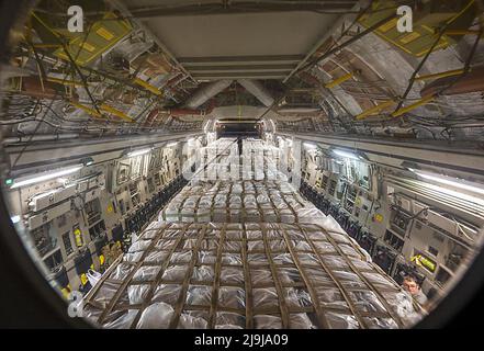 Aeroporto di Ramstein, Germania. 22nd maggio 2022. Un aereo militare statunitense che trasporta 32.000kg (70.000lbs) di baby formula si prepara a partire per gli Stati Uniti, dove le autorità si stanno scomposizione per affrontare una grave carenza. Un C-17 Globemaster III assegnato a Joint base Pearl Harbor-Hickam, Hawaii trasporta i pallet di formula infantile a Ramstein Air base. (Credit Image: © staff Sgt. Jacob Wongwai/US Air Force/ZUMA Press Wire) Foto Stock