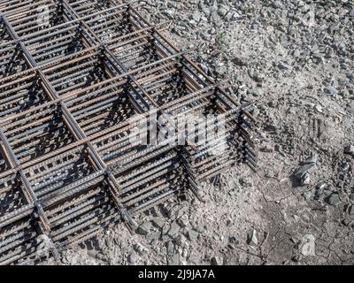 rete di rinforzo saldata per il telaio portante di un edificio o di un pannello monolitico giace sul terreno, fuoco selettivo Foto Stock