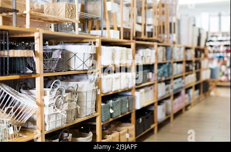 Contenitori decorativi su scaffalature in un negozio di articoli per la casa Foto Stock