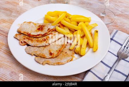 Carne di maiale fritta alla griglia con patate al forno Foto Stock