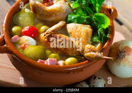 Solyanka con quaglie, prosciutto, olive Foto Stock