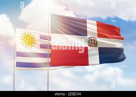 Cielo azzurro soleggiato e bandiere della repubblica dominicana e dell'uruguay Foto Stock