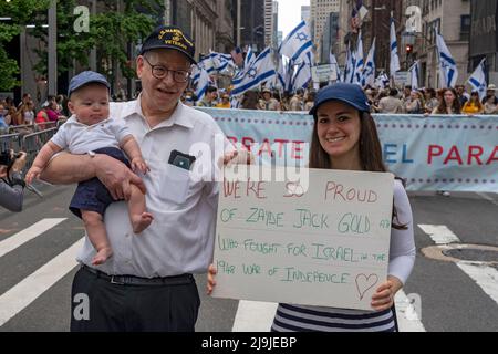 New York, US, 22/05/2022, partecipanti che rappresentano i veterani americani d'Israele che hanno tenuto marcia su Fifth Avenue durante la festa di Israele Parade a New York City. Il JCRC-NY celebra la Parata d'Israele è la più grande espressione di solidarietà con lo Stato ebraico al mondo. Unisciti a noi e fai il tifo per più di 40.000 marchers, decine di favolosi carri allegorici, gruppi di marching e alcuni eccitanti artisti ebrei e israeliani! La sfilata procede fino alla Fifth Avenue da 57th Street a 74th Street, mostrando passione per lo Stato di Israele e amore per la comunità ebraica globale. Foto Stock