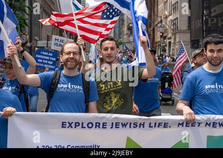 New York, US, 22/05/2022, i partecipanti che detengono bandiere israeliane marciano lungo la Fifth Avenue durante la Felebrate Israel Parade a New York City. Il JCRC-NY celebra la Parata d'Israele è la più grande espressione di solidarietà con lo Stato ebraico al mondo. Unisciti a noi e fai il tifo per più di 40.000 marchers, decine di favolosi carri allegorici, gruppi di marching e alcuni eccitanti artisti ebrei e israeliani! La sfilata procede fino alla Fifth Avenue da 57th Street a 74th Street, mostrando passione per lo Stato di Israele e amore per la comunità ebraica globale. Foto Stock