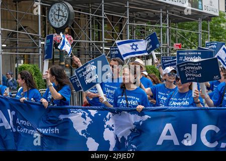 New York, US, 22/05/2022, i partecipanti che detengono bandiere israeliane marciano lungo la Fifth Avenue durante la Felebrate Israel Parade a New York City. Il JCRC-NY celebra la Parata d'Israele è la più grande espressione di solidarietà con lo Stato ebraico al mondo. Unisciti a noi e fai il tifo per più di 40.000 marchers, decine di favolosi carri allegorici, gruppi di marching e alcuni eccitanti artisti ebrei e israeliani! La sfilata procede fino alla Fifth Avenue da 57th Street a 74th Street, mostrando passione per lo Stato di Israele e amore per la comunità ebraica globale. Foto Stock