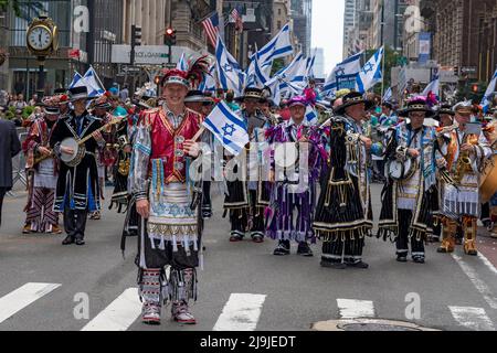 New York, US, 22/05/2022, i partecipanti che detengono bandiere israeliane marciano lungo la Fifth Avenue durante la Felebrate Israel Parade a New York City. Il JCRC-NY celebra la Parata d'Israele è la più grande espressione di solidarietà con lo Stato ebraico al mondo. Unisciti a noi e fai il tifo per più di 40.000 marchers, decine di favolosi carri allegorici, gruppi di marching e alcuni eccitanti artisti ebrei e israeliani! La sfilata procede fino alla Fifth Avenue da 57th Street a 74th Street, mostrando passione per lo Stato di Israele e amore per la comunità ebraica globale. Foto Stock