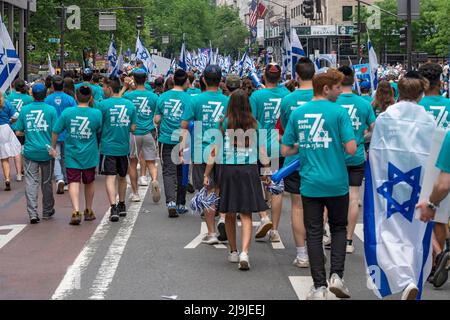 New York, US, 22/05/2022, i partecipanti che detengono bandiere israeliane marciano lungo la Fifth Avenue durante la Felebrate Israel Parade a New York City. Il JCRC-NY celebra la Parata d'Israele è la più grande espressione di solidarietà con lo Stato ebraico al mondo. Unisciti a noi e fai il tifo per più di 40.000 marchers, decine di favolosi carri allegorici, gruppi di marching e alcuni eccitanti artisti ebrei e israeliani! La sfilata procede fino alla Fifth Avenue da 57th Street a 74th Street, mostrando passione per lo Stato di Israele e amore per la comunità ebraica globale. Foto Stock