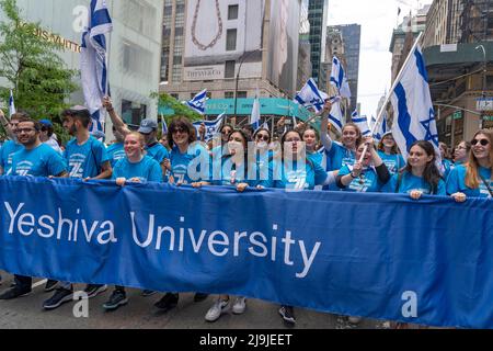 New York, US, 22/05/2022, i partecipanti che detengono bandiere israeliane marciano lungo la Fifth Avenue durante la Felebrate Israel Parade a New York City. Il JCRC-NY celebra la Parata d'Israele è la più grande espressione di solidarietà con lo Stato ebraico al mondo. Unisciti a noi e fai il tifo per più di 40.000 marchers, decine di favolosi carri allegorici, gruppi di marching e alcuni eccitanti artisti ebrei e israeliani! La sfilata procede fino alla Fifth Avenue da 57th Street a 74th Street, mostrando passione per lo Stato di Israele e amore per la comunità ebraica globale. Foto Stock