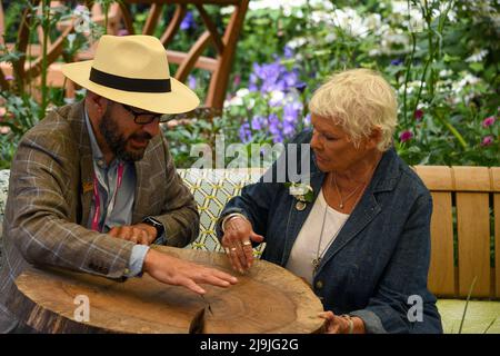 Il Chelsea Flower Show è tornato dopo tre anni a causa della pandemia. Sembra fantastico, con tutti i giardini e le esposizioni di fiori. Una festa floreale per gli occhi. Queste foto sono state scattate durante il giorno della stampa. Foto : Dame Judi Dench Foto Stock