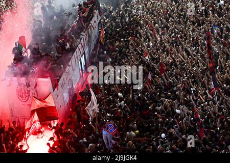 Milano, Italia. 23rd maggio 2022. I membri della squadra di AC Milan si rallegrano con i tifosi in occasione della vittoria di AC Milan in Italian Series A Football League a Milan, Italy, il 23 maggio 2022. Credit: Alberto Lingria/Xinhua/Alamy Live News Foto Stock