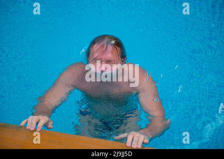 un uomo si tuffò in una piscina profonda Foto Stock