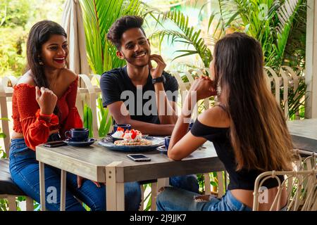 Gruppo multiculturale di persone che parlano da laptop in estate cafe surf freelance online freelance Foto Stock