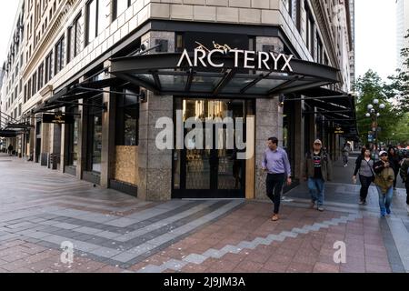 Seattle, Stati Uniti. 23nd maggio, 2022.People passando da Arcteryx abbigliamento su 3rd e Pike con tre saloni. Le aziende hanno installato porte a rullo e vetro antismash-proof balistico nel quartiere commerciale di Westlake dopo un aumento dei furti e della criminalità violenta nel centro città. La polizia di Seattle ha istituito un distretto di polizia mobile a marzo dall'edificio Amazon Ivy il 3rd e Pine dopo che il gigante della tecnologia ha fatto notizia dicendo ai dipendenti che si stanno occupando dell'edificio Ivy, Possono scegliere un'altra posizione per lavorare fuori di fino a che la polizia ottiene il crimine sotto controllo nel corridoio di Pike e Pine. Giacomo A. Foto Stock