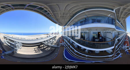 Visualizzazione panoramica a 360 gradi di Si affaccia sul balcone della nave da crociera Regal Princess mentre è ormeggiata a Barcellona, Spagna