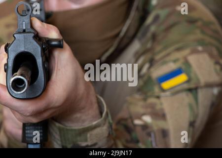 Un soldato ucraino in uniforme militare detiene una mitragliatrice, la guerra in Ucraina e la protezione della sua casa e famiglia 2022 Foto Stock