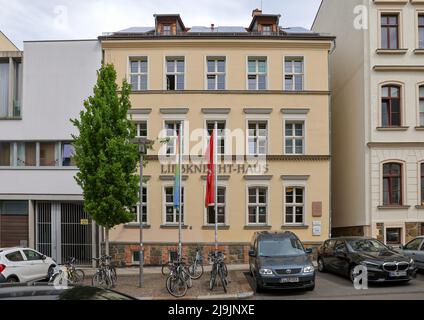 Lipsia, Germania. 23rd maggio 2022. La casa Karl Liebknecht del partito 'De Linke' a Lipsia. Pellmann, membro del Bundestag di Lipsia, sta valutando la possibilità di indire la presidenza federale alle elezioni esecutive del suo partito alla fine di giugno. Pellmann aveva vinto un mandato diretto nelle elezioni del Bundestag, uno dei tre mandati che assicurava l'ingresso del partito nel Bundestag con forza di fazione nonostante non fosse riuscito a superare l'ostacolo del cinque per cento. Credit: Jan Woitas/dpa/Alamy Live News Foto Stock