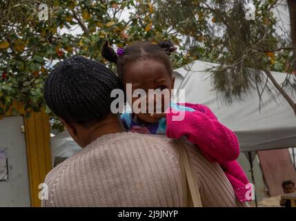 Tijuana, Messico. 21st maggio 2022. Una ragazza di Haiti grida di avvertimento per l'eruzione del fuoco all'ostello migrante di Agape. "Sono esposto allo stesso pericolo qui come nel mio paese", dice una donna migrante all'ostello. (Al dpa 'sentenza asilo negli USA: I migranti si vedono minacciati e discriminati') Credit: Aimee Melo/dpa/Alamy Live News Foto Stock