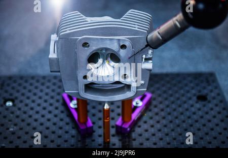 Macchina di misurazione automatica delle coordinate (CMM) per l'ispezione del monoblocco ad alta precisione durante il lavoro Foto Stock