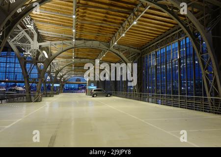 Parcheggio vuoto alla stazione centrale di Lipsia Foto Stock